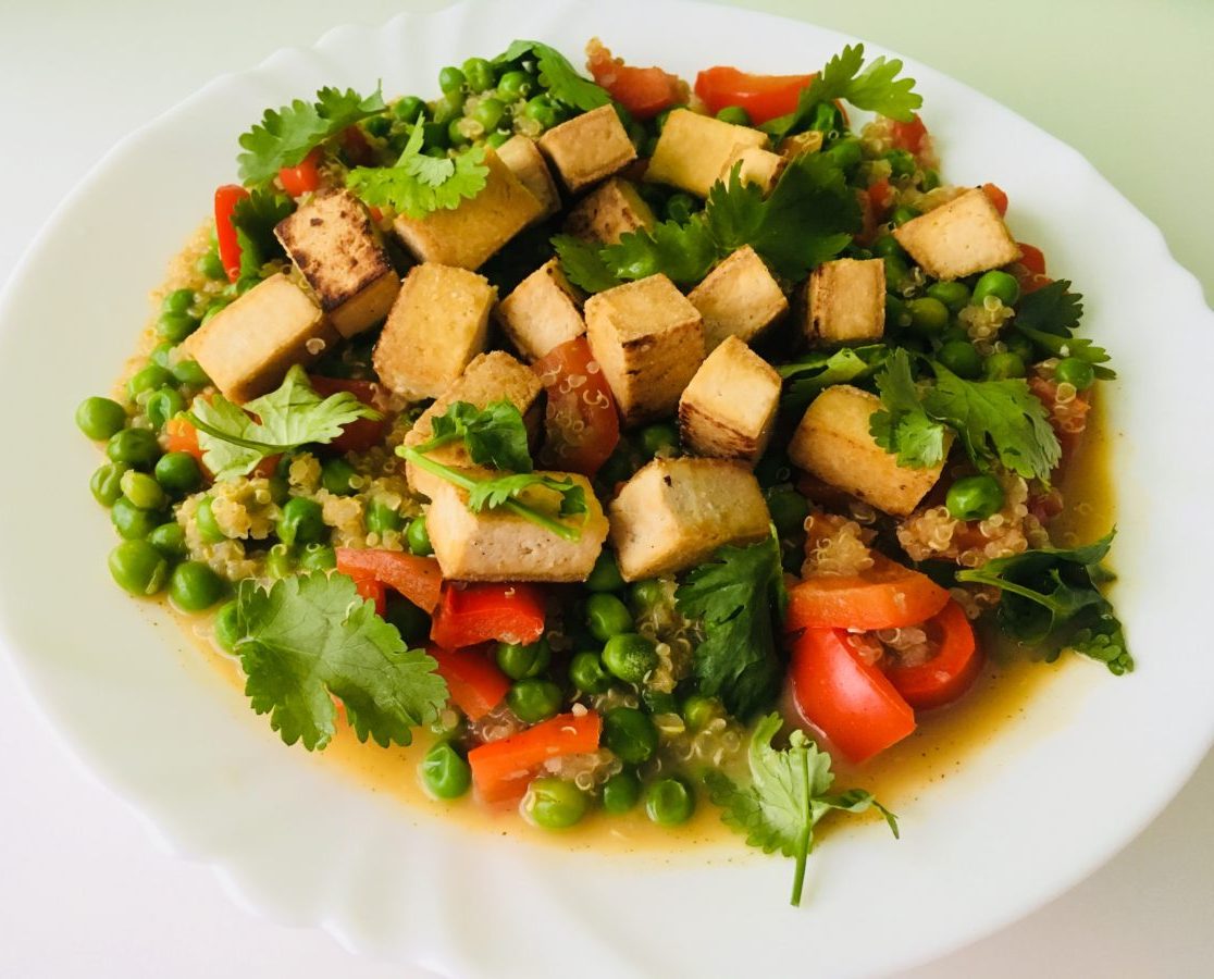 tofu és zöldségek quinoával